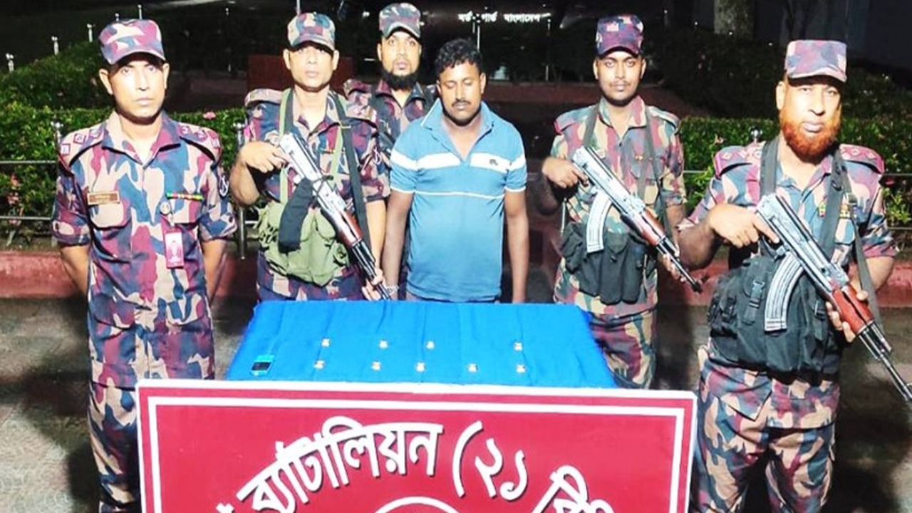 সীমান্তে ১ কোটি ৮০ লাখ টাকার স্বর্ণসহ পাচারকারী আটক